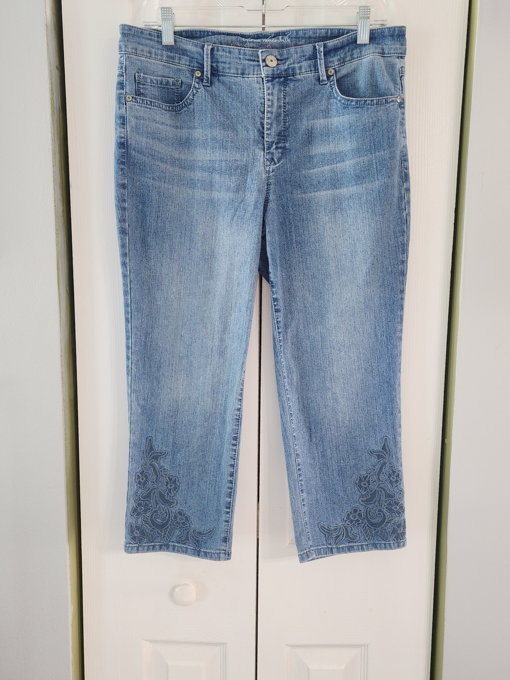 Gloria Vanderbilt Capri Jeans with Embroidery BOHO Western Wear